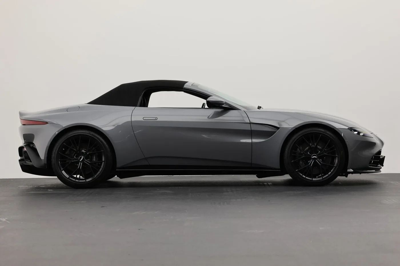 2021 Aston Martin V8 Vantage Roadster offered by a supercar dealer in Viernheim, Germany, photo 8 of 25