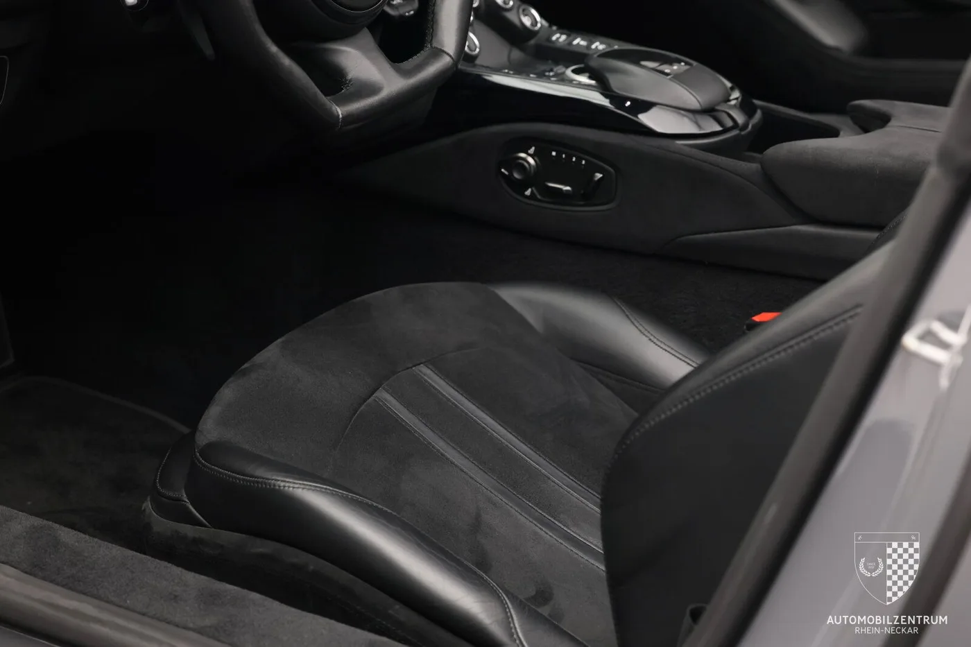 2021 Aston Martin V8 Vantage Roadster offered by a supercar dealer in Viernheim, Germany, photo 22 of 25