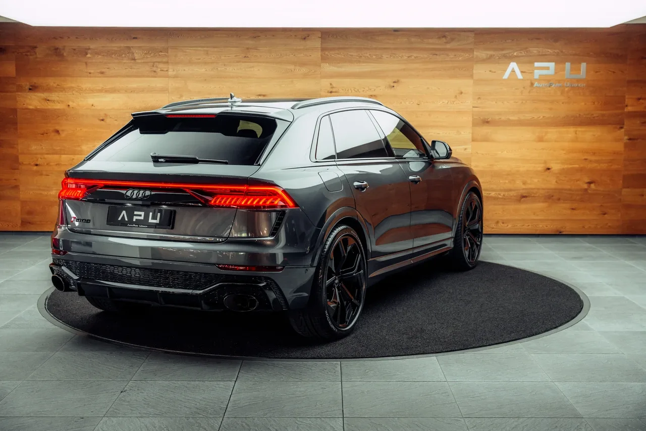 2021 Audi RS Q8 proposée par un concessionnaire spécialisé à Uznach, Suisse, photo principale