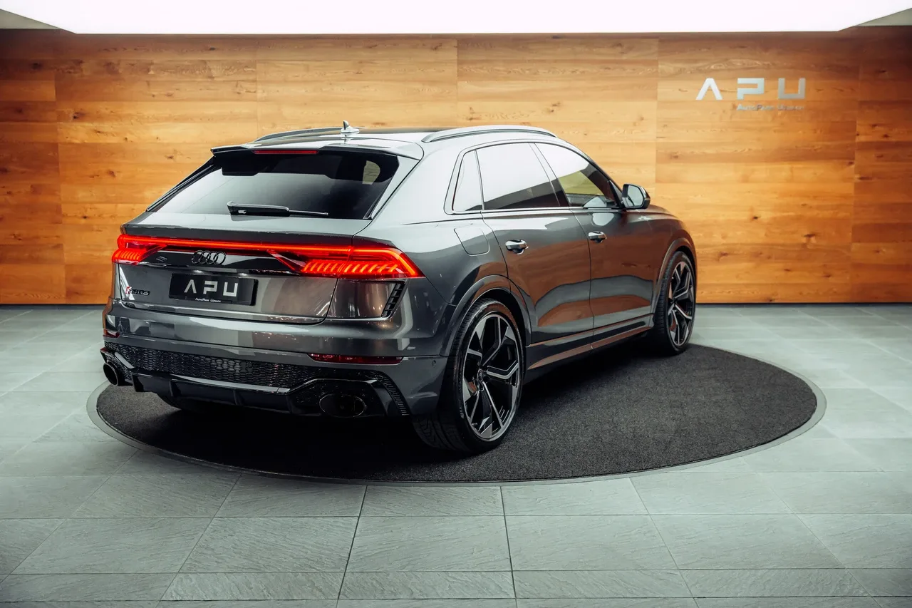 2021 Audi RS Q8 proposée par un concessionnaire spécialisé à Uznach, Suisse, photo principale