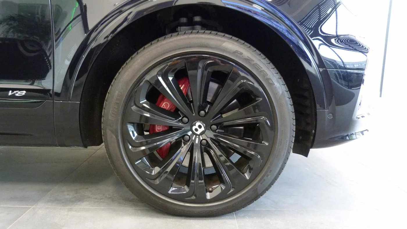2021 Bentley Bentayga Hybrid offered by a franchised dealer group in Cheltenham, United Kingdom, photo 4 of 25