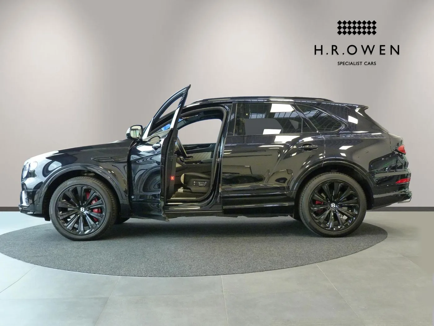 2021 Bentley Bentayga Hybrid offered by a franchised dealer group in Cheltenham, United Kingdom, photo 7 of 25
