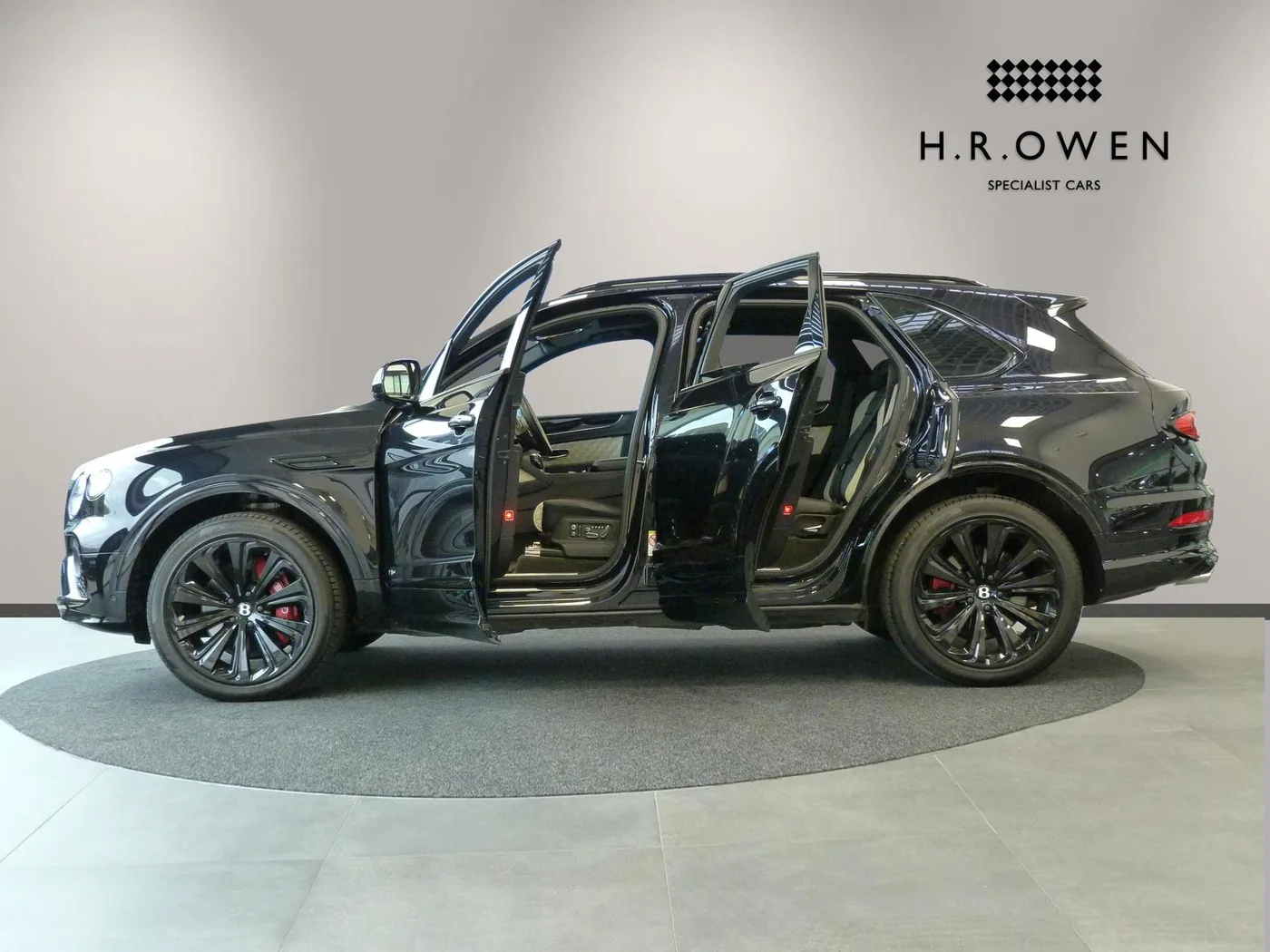 2021 Bentley Bentayga Hybrid offered by a franchised dealer group in Cheltenham, United Kingdom, photo 8 of 25