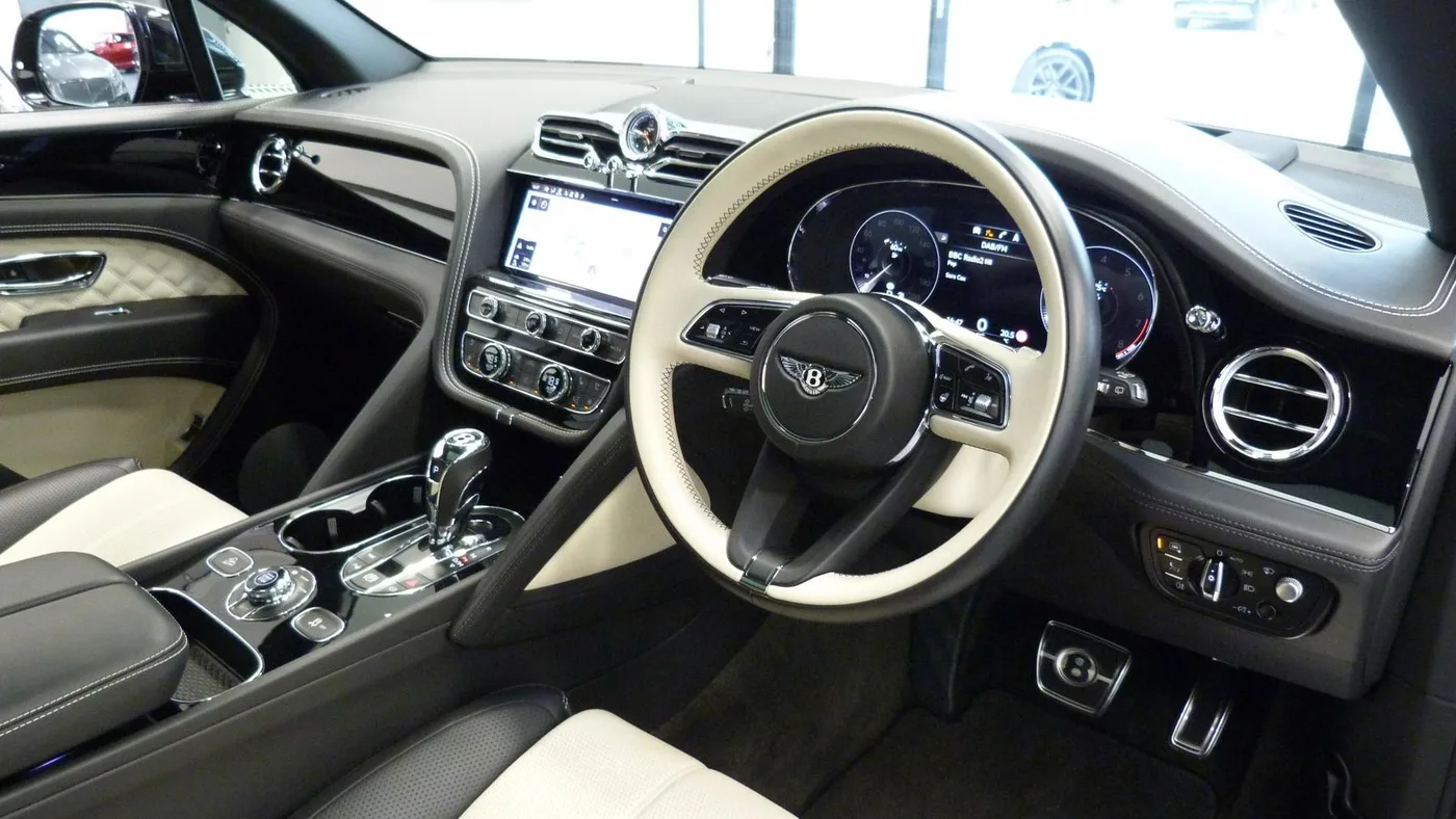 2021 Bentley Bentayga Hybrid offered by a franchised dealer group in Cheltenham, United Kingdom, photo 17 of 25