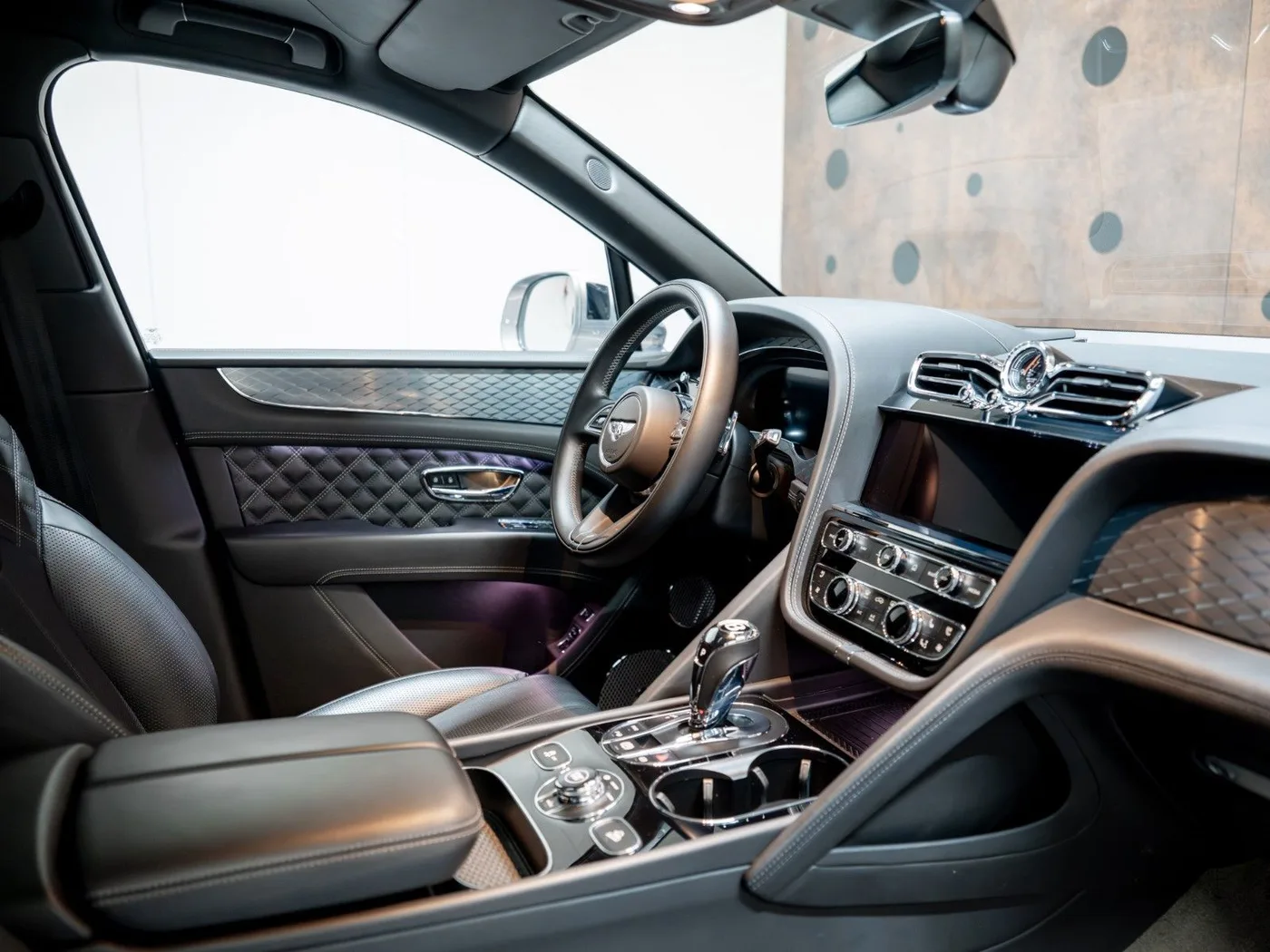 2021 Bentley Bentayga Hybrid offered by a supercar dealer in Gronau, Germany, photo 16 of 25