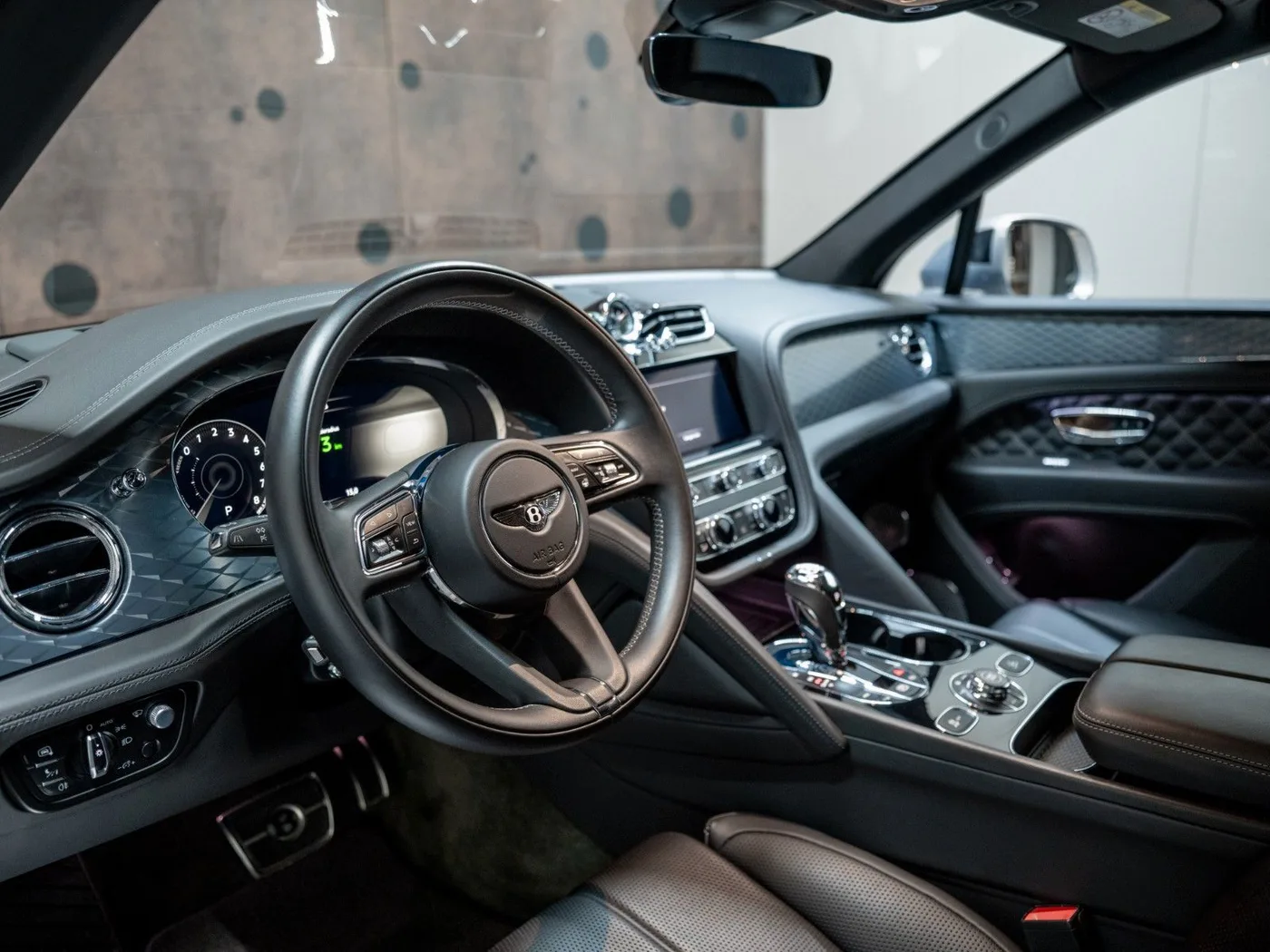 2021 Bentley Bentayga Hybrid offered by a supercar dealer in Gronau, Germany, photo 17 of 25