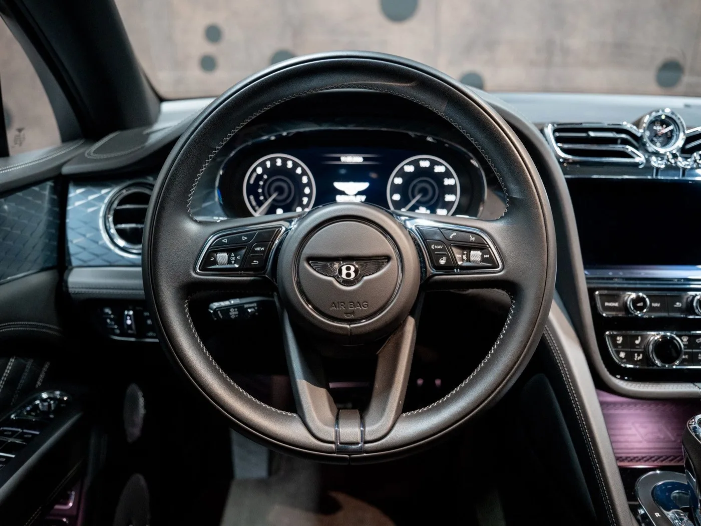 2021 Bentley Bentayga Hybrid offered by a supercar dealer in Gronau, Germany, photo 18 of 25