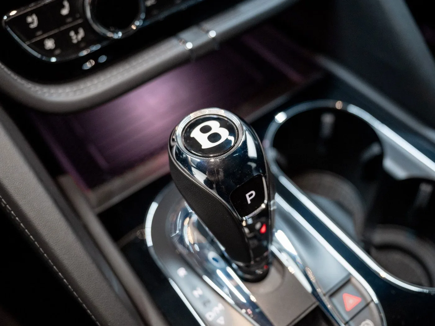 2021 Bentley Bentayga Hybrid offered by a supercar dealer in Gronau, Germany, photo 20 of 25