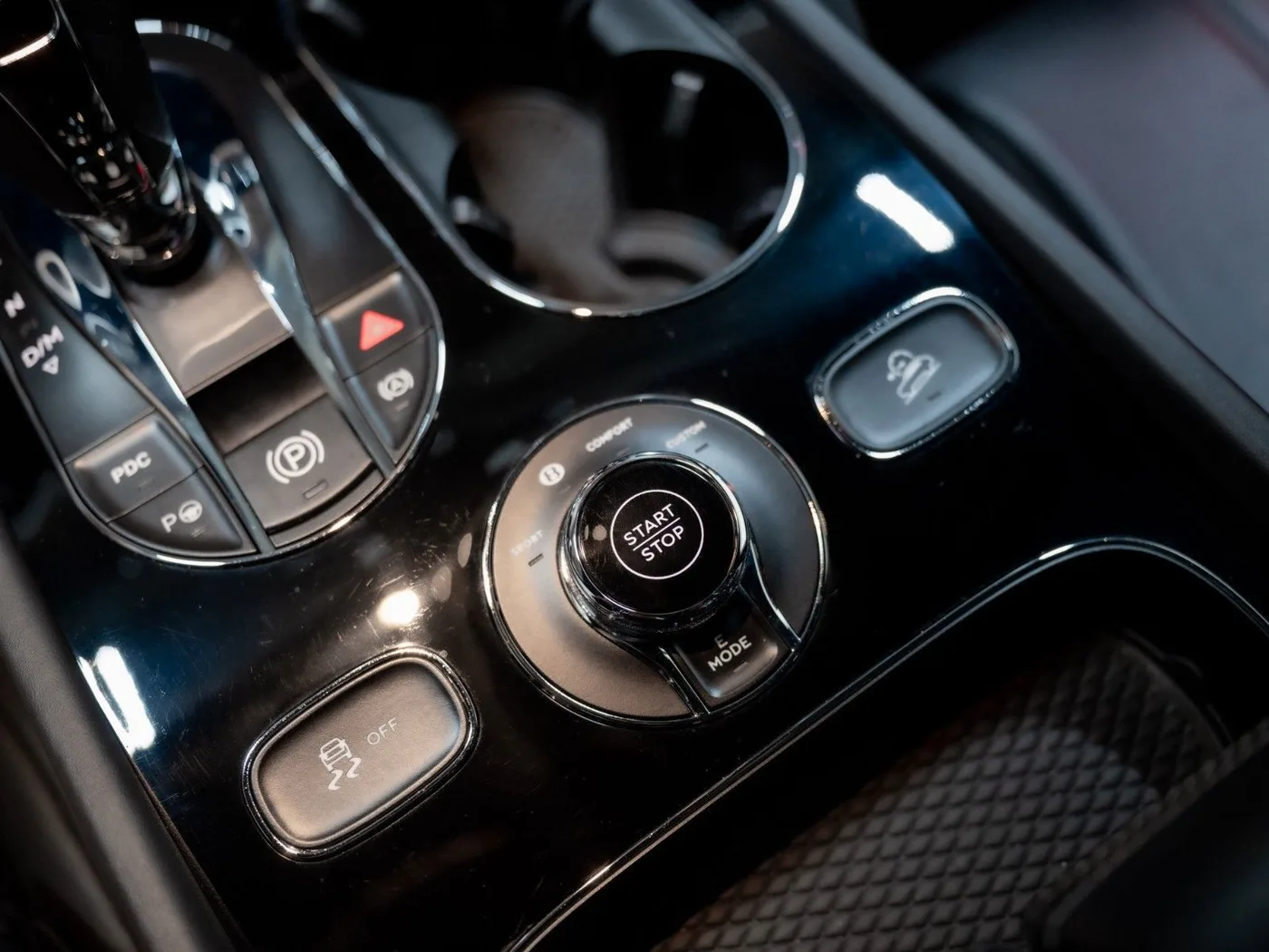 2021 Bentley Bentayga Hybrid offered by a supercar dealer in Gronau, Germany, photo 21 of 25