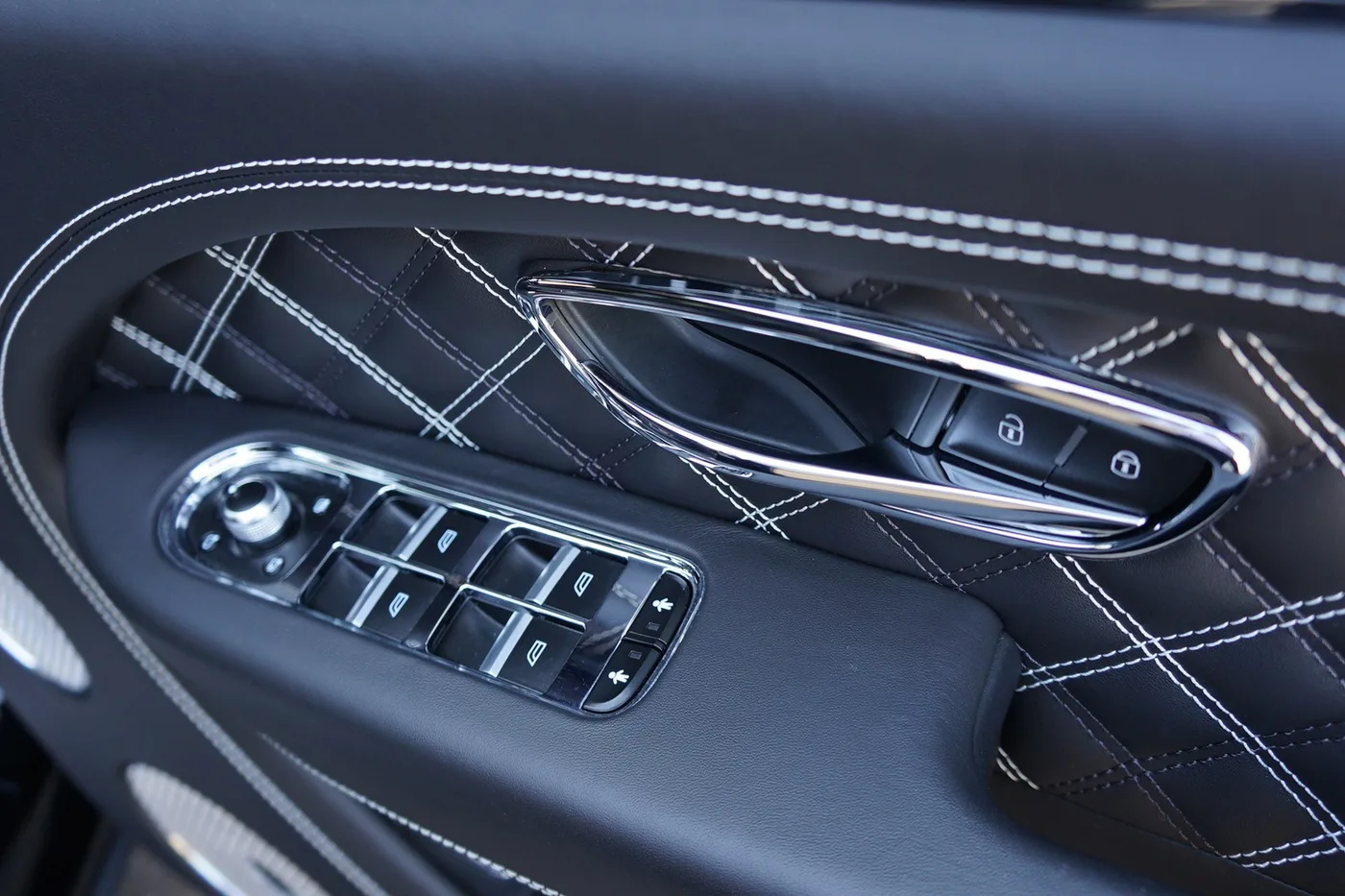 2021 Bentley Bentayga V8 angeboten von einer Vertragshändlergruppe in Ripley, Vereinigtes Königreich, Foto 12 von 25