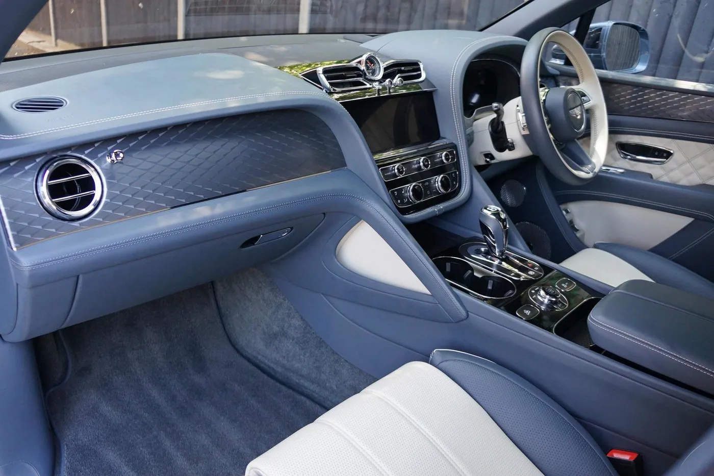 2021 Bentley Bentayga V8 angeboten von einer Vertragshändlergruppe in Ripley, Vereinigtes Königreich, Foto 2 von 25