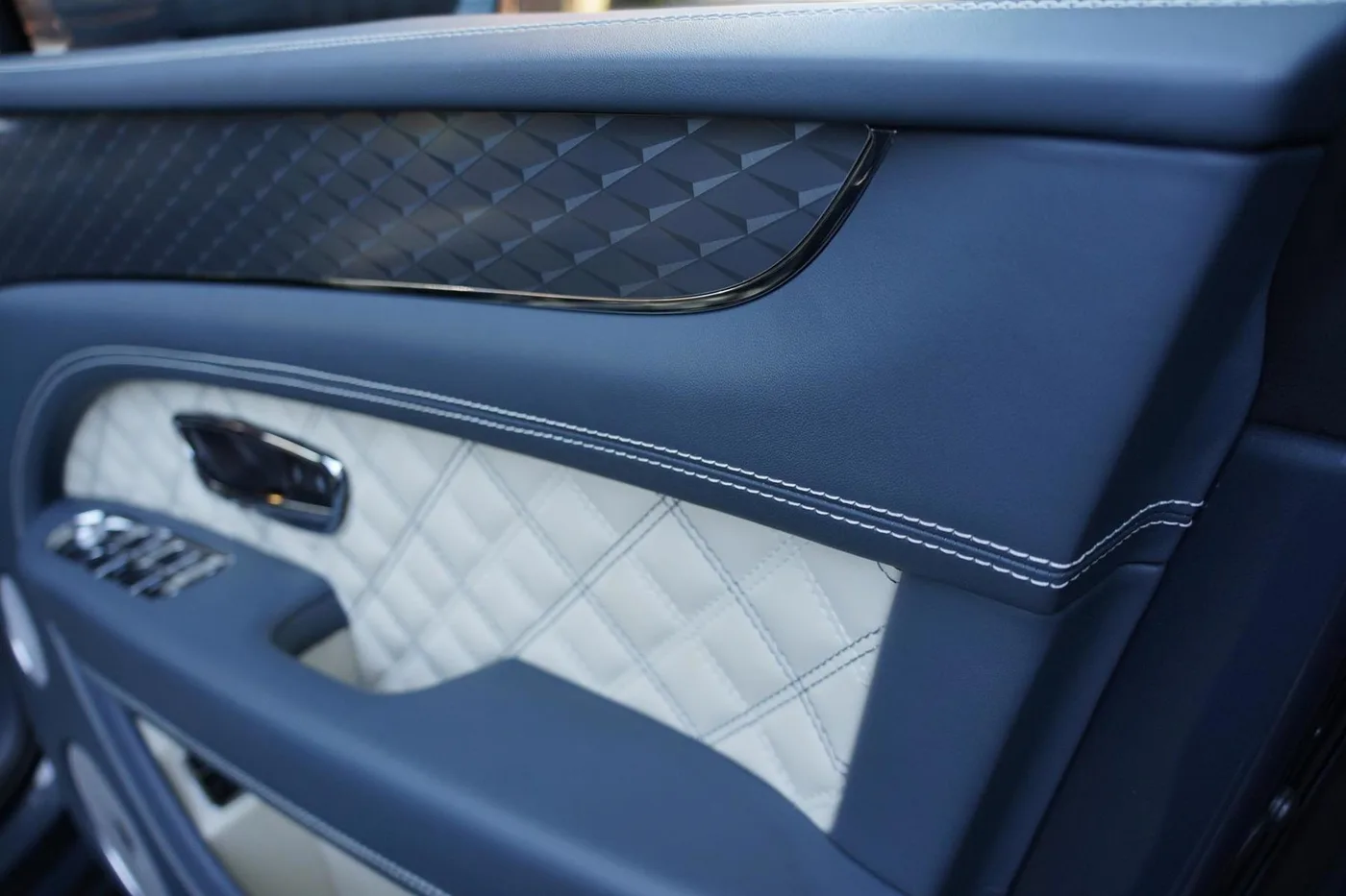 2021 Bentley Bentayga V8 angeboten von einer Vertragshändlergruppe in Ripley, Vereinigtes Königreich, Foto 24 von 25