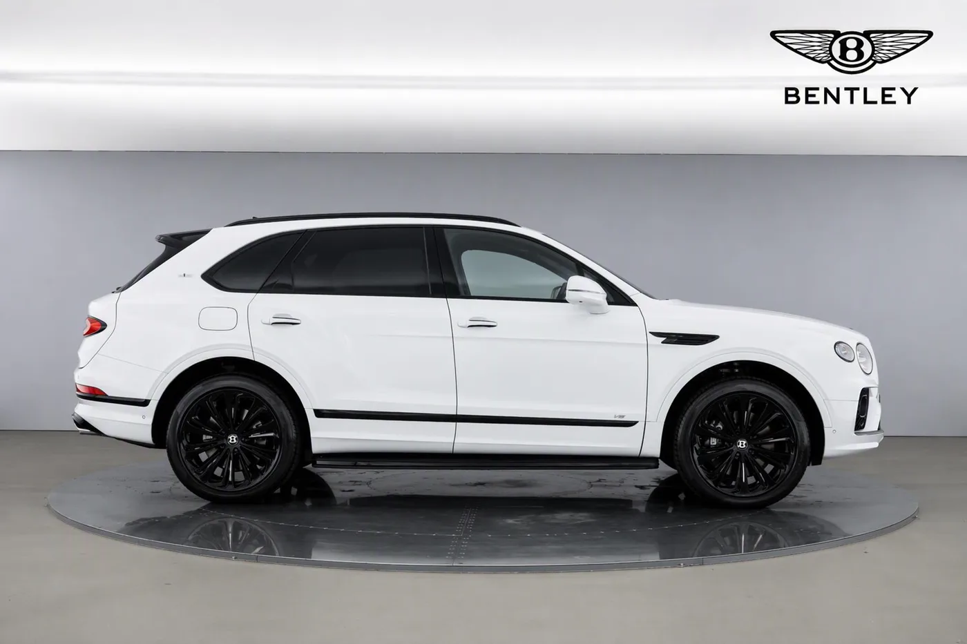 2021 Bentley Bentayga V8 offered by a franchised dealer group in Hatfield, United Kingdom, photo 3 of 25