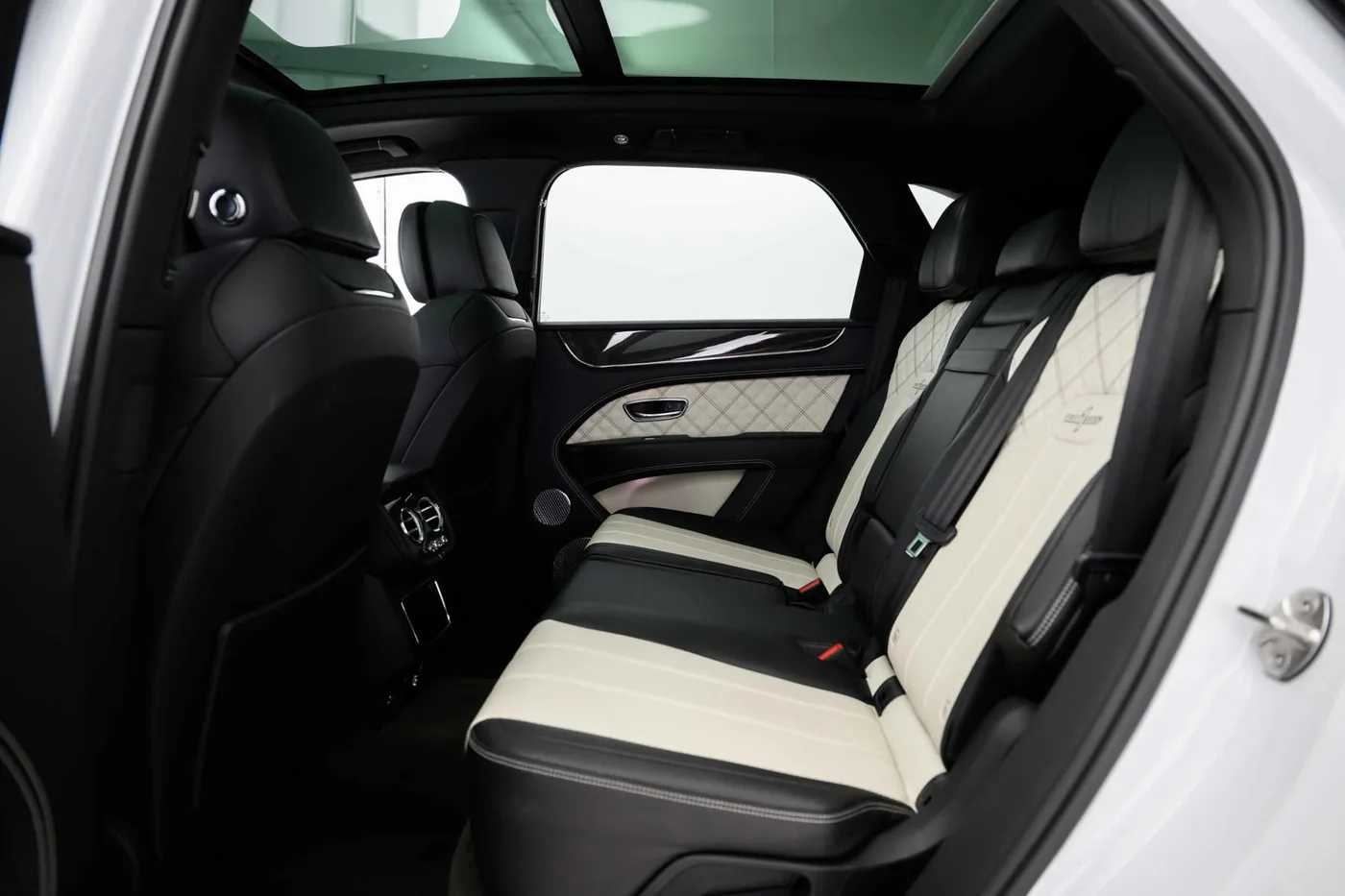 2021 Bentley Bentayga V8 offered by a franchised dealer group in Hatfield, United Kingdom, photo 12 of 25