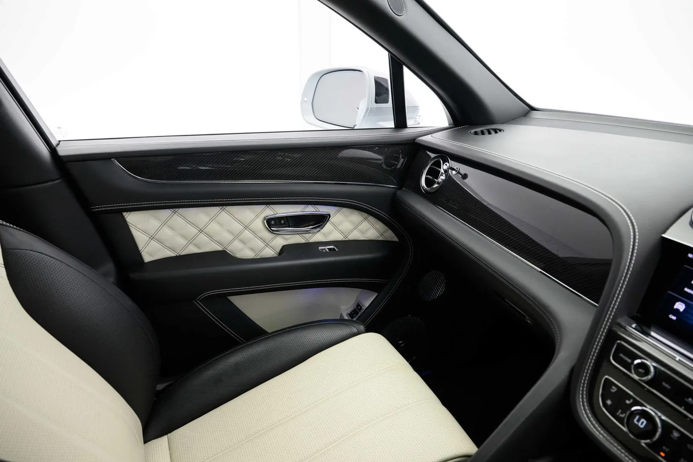 2021 Bentley Bentayga V8 offered by a franchised dealer group in Hatfield, United Kingdom, photo 13 of 25