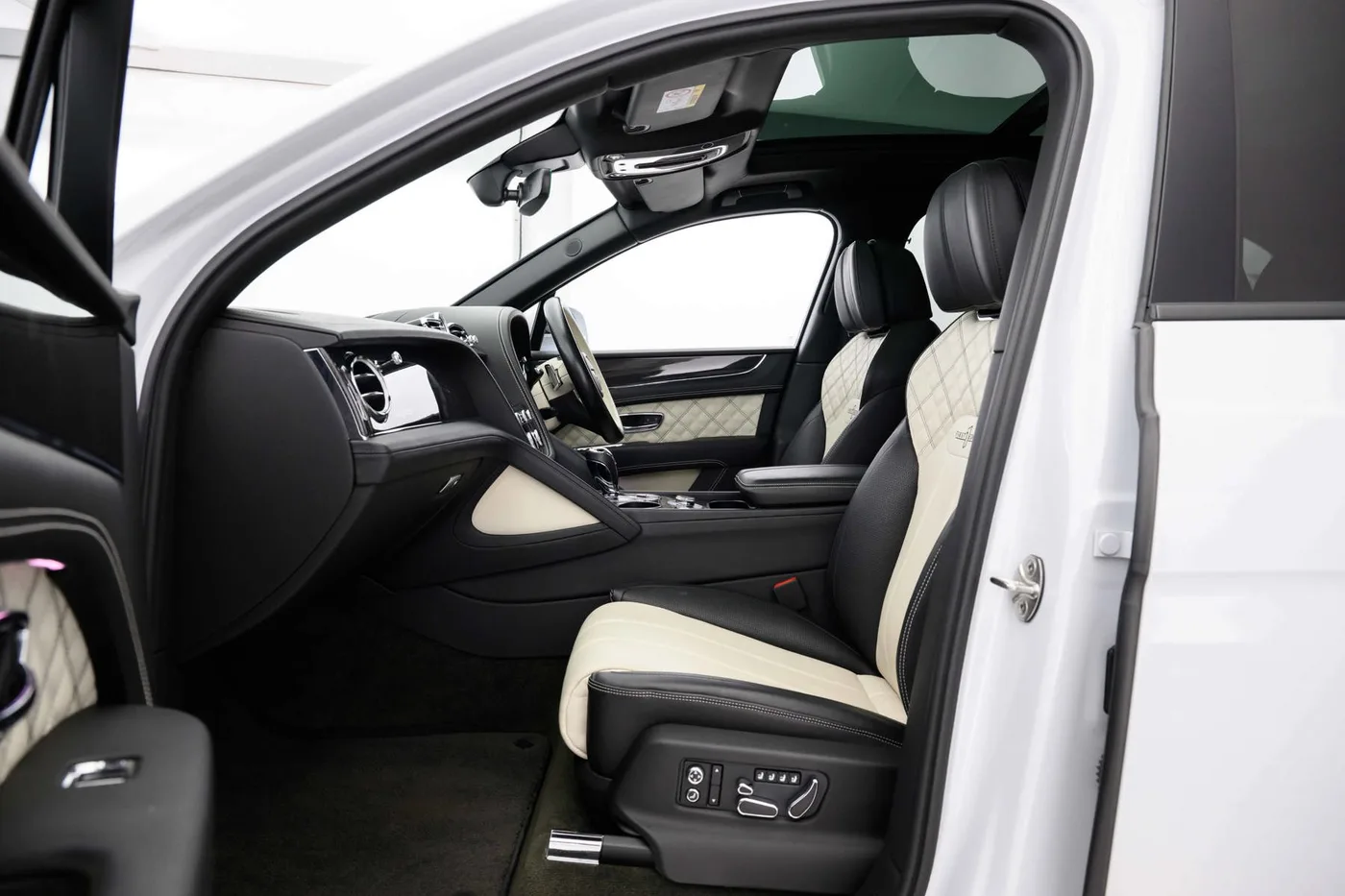 2021 Bentley Bentayga V8 offered by a franchised dealer group in Hatfield, United Kingdom, photo 14 of 25