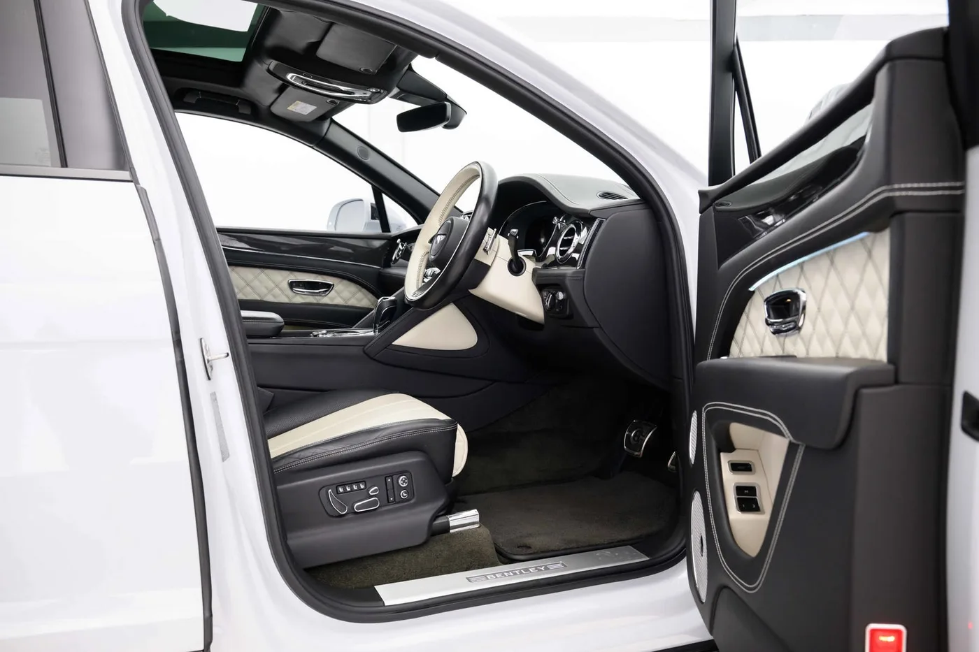 2021 Bentley Bentayga V8 offered by a franchised dealer group in Hatfield, United Kingdom, photo 15 of 25