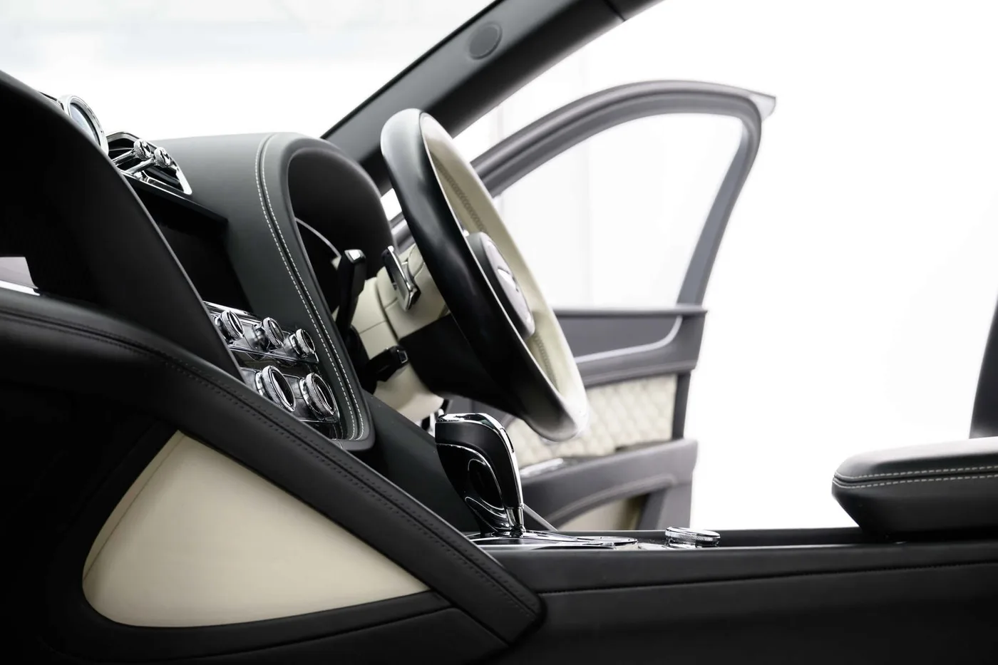 2021 Bentley Bentayga V8 offered by a franchised dealer group in Hatfield, United Kingdom, photo 17 of 25