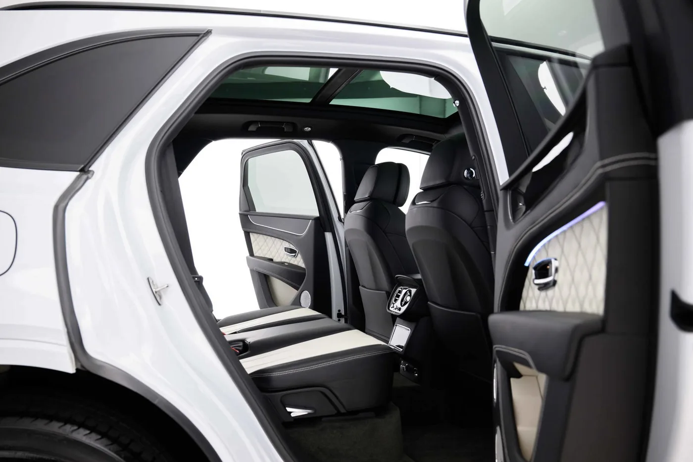 2021 Bentley Bentayga V8 offered by a franchised dealer group in Hatfield, United Kingdom, photo 24 of 25