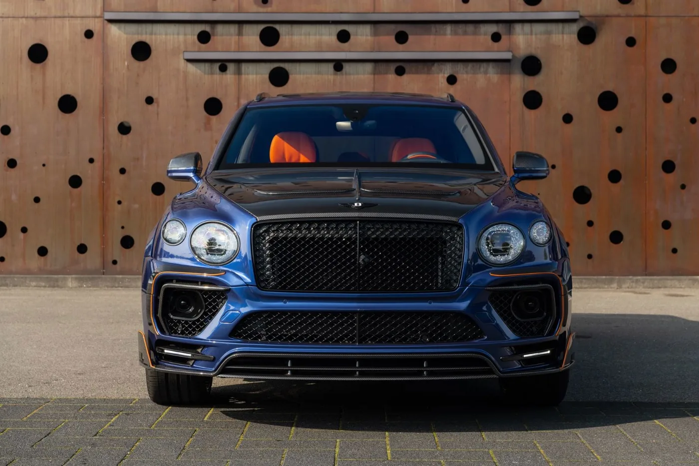 2021 Bentley Bentayga V8 offered by a supercar dealer in Gronau, Germany, photo 2 of 25