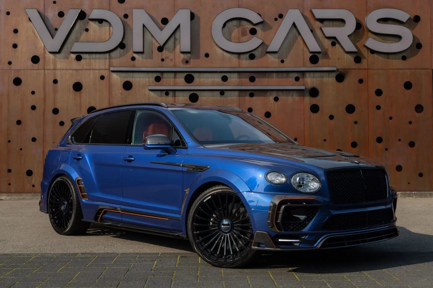 2021 Bentley Bentayga V8 offered by a supercar dealer in Gronau, Germany, photo 3 of 25