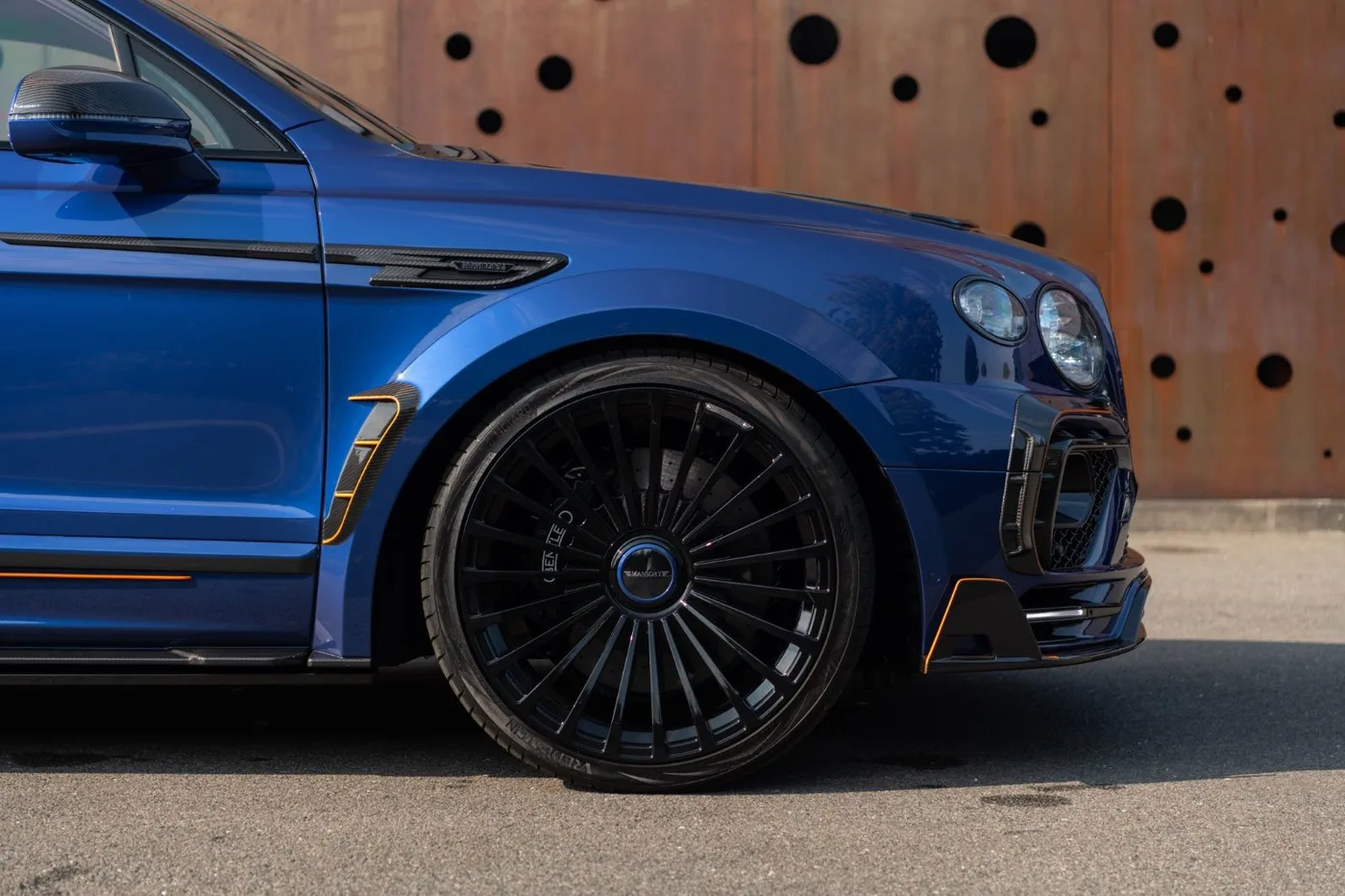 2021 Bentley Bentayga V8 offered by a supercar dealer in Gronau, Germany, photo 9 of 25
