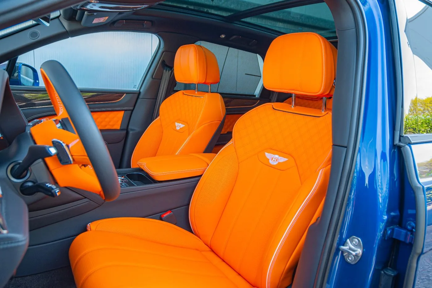 2021 Bentley Bentayga V8 offered by a supercar dealer in Gronau, Germany, photo 18 of 25