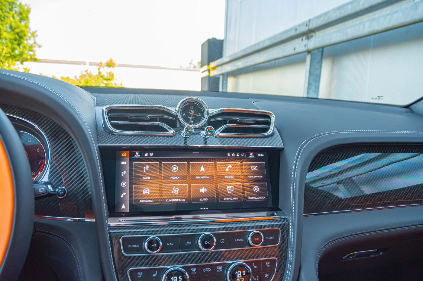 2021 Bentley Bentayga V8 offered by a supercar dealer in Gronau, Germany, photo 20 of 25