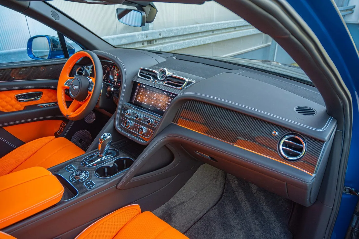 2021 Bentley Bentayga V8 offered by a supercar dealer in Gronau, Germany, photo 22 of 25