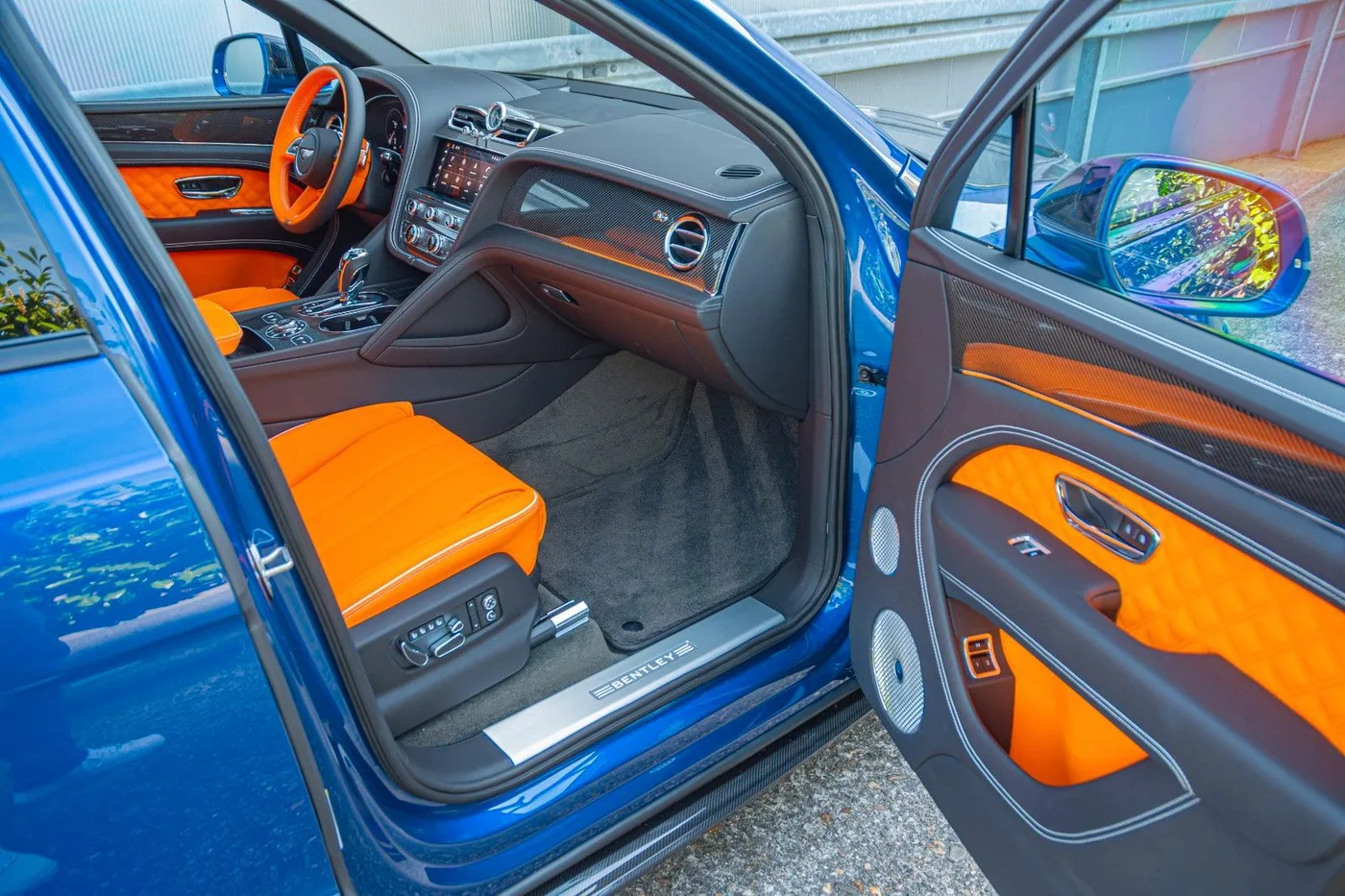 2021 Bentley Bentayga V8 offered by a supercar dealer in Gronau, Germany, photo 23 of 25