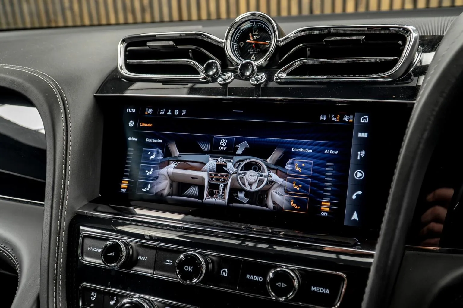 2021 Bentley Bentayga V8, 29/30