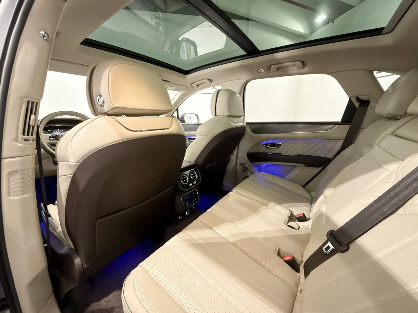 2021 Bentley Bentayga S V8 offered by a supercar dealer in Zibido San Giacomo, Italy, photo 14 of 25