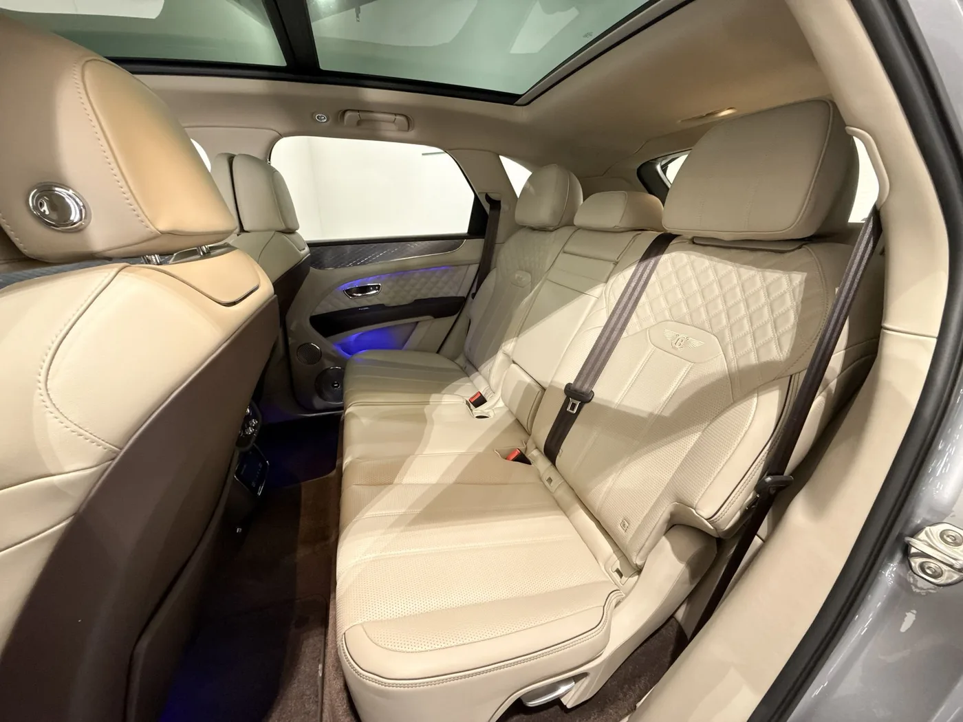 2021 Bentley Bentayga S V8 offered by a supercar dealer in Zibido San Giacomo, Italy, photo 15 of 25