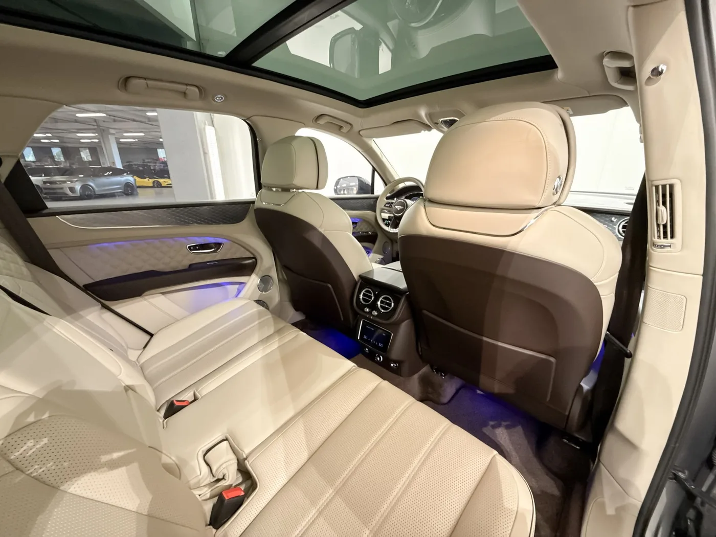 2021 Bentley Bentayga S V8 offered by a supercar dealer in Zibido San Giacomo, Italy, photo 16 of 25