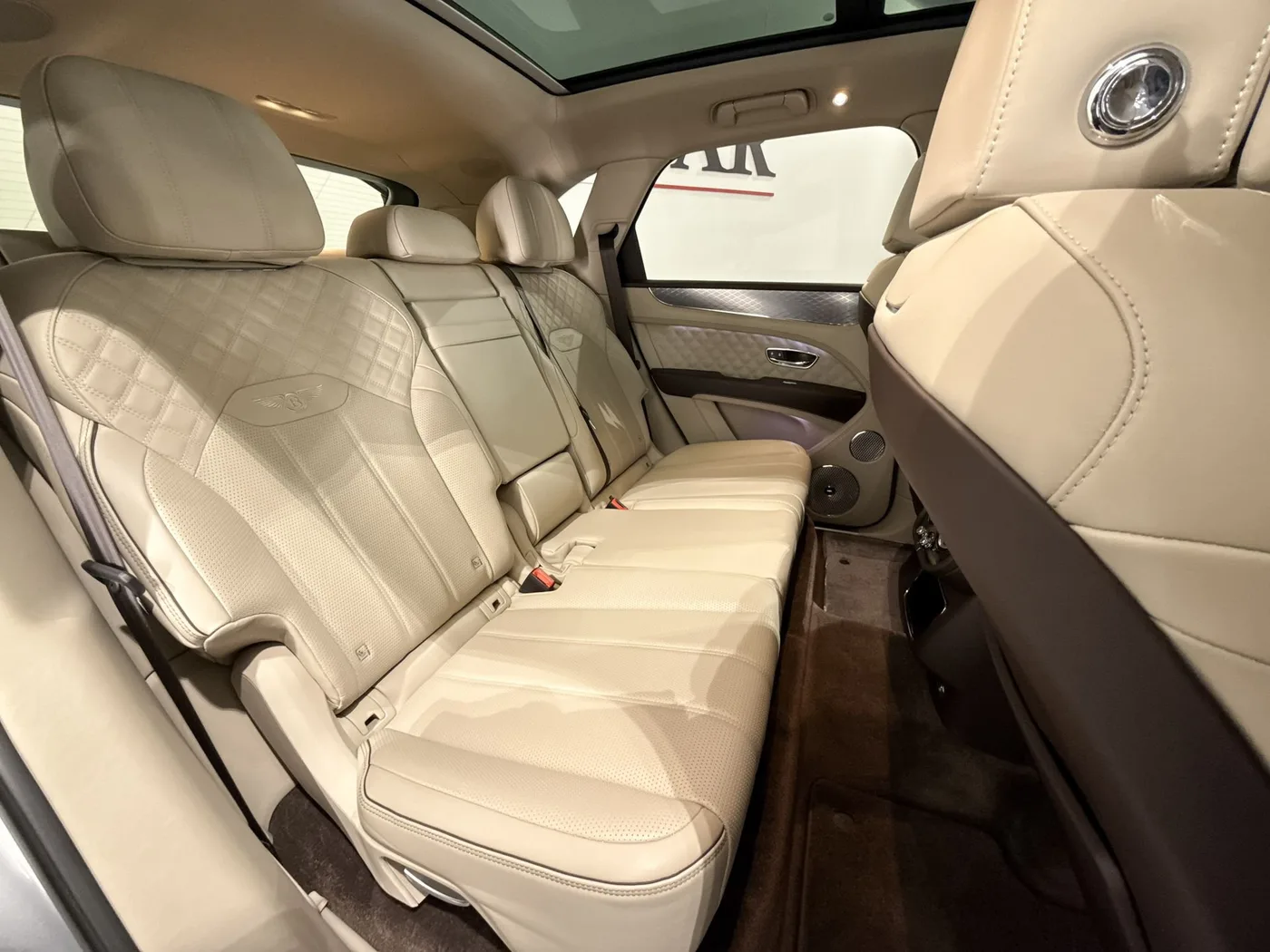 2021 Bentley Bentayga S V8 offered by a supercar dealer in Zibido San Giacomo, Italy, photo 17 of 25