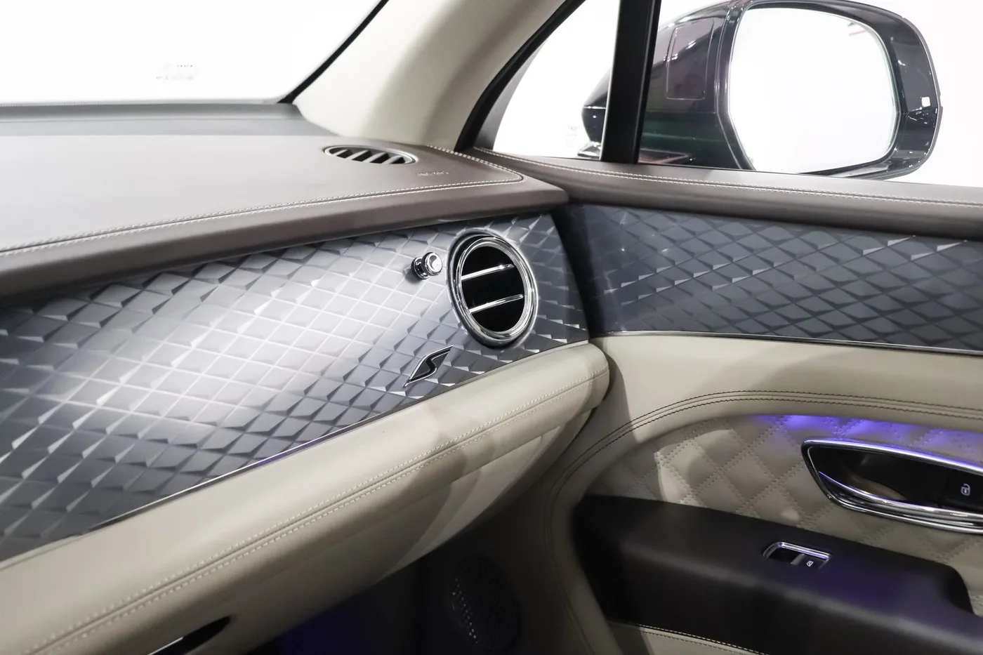 2021 Bentley Bentayga S V8 offered by a supercar dealer in Zibido San Giacomo, Italy, photo 23 of 25