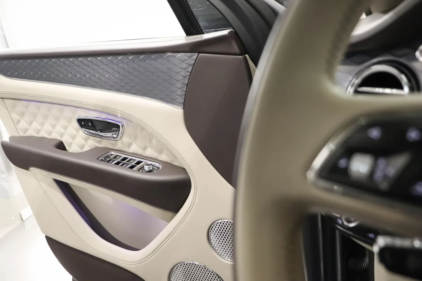 2021 Bentley Bentayga S V8 offered by a supercar dealer in Zibido San Giacomo, Italy, photo 24 of 25