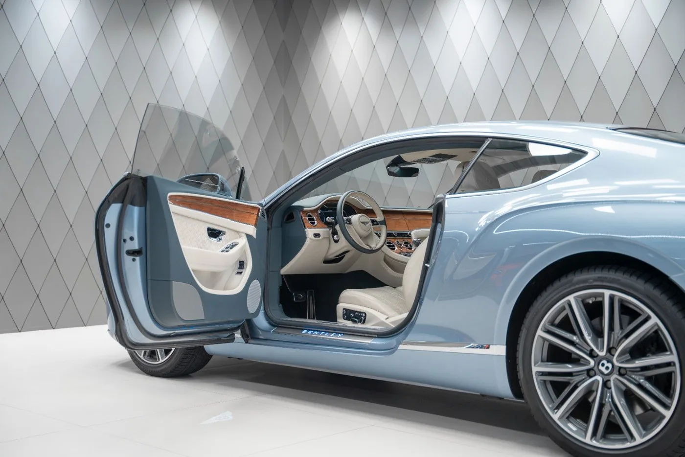 2021 Bentley Continental GT V8 proposée par un spécialiste de la supercar à Schenefeld, Allemagne, photo 10 sur 25