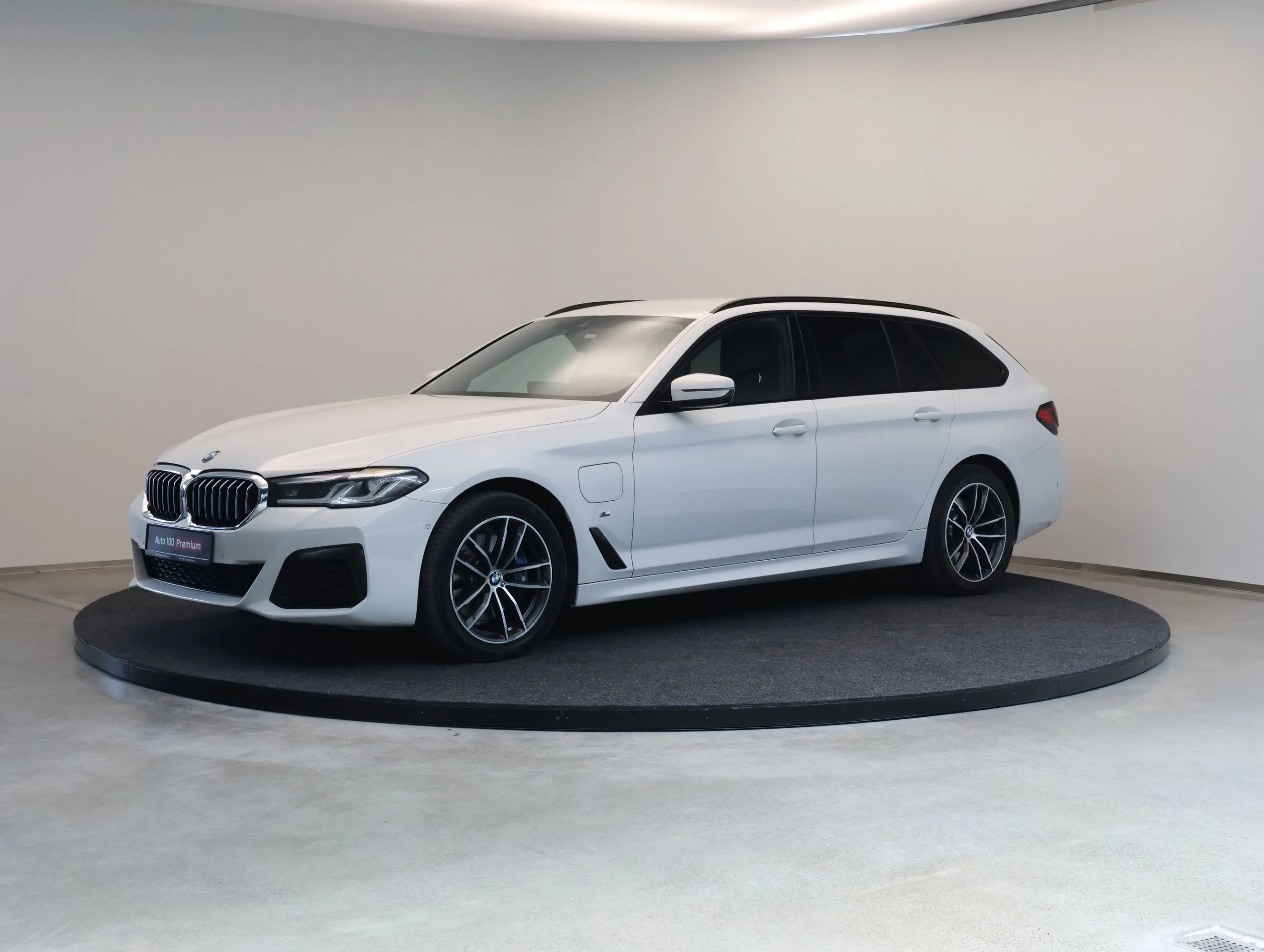 2021 BMW 530e xDrive Touring, M Sport angeboten von einem Fachhändler in Tallinn, Estland, Hauptfoto