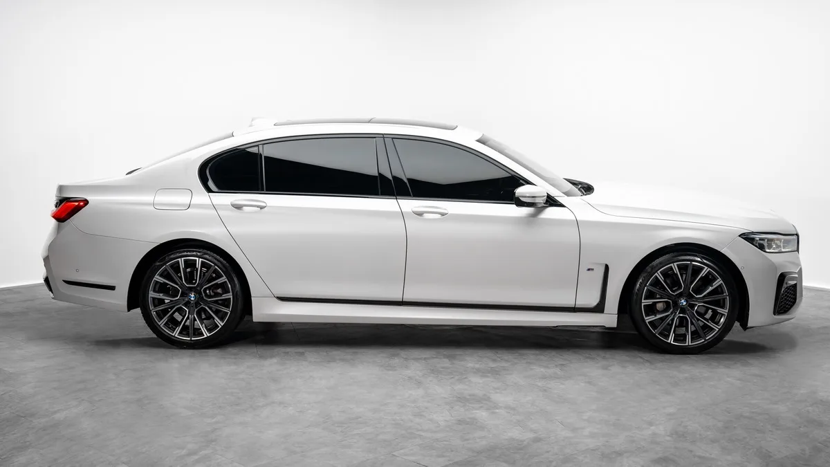 2021 BMW 730Li angeboten von einem Fachhändler in Dubai, Vereinigte Arabische Emirate, Foto 5 von 25