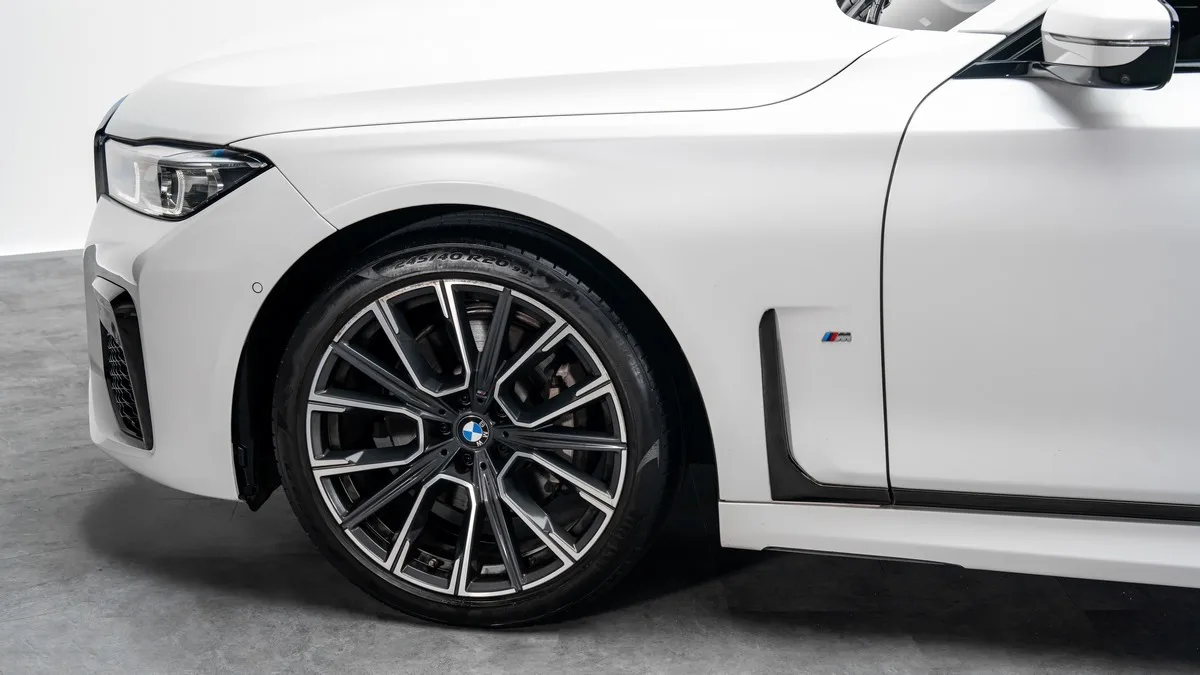 2021 BMW 730Li angeboten von einem Fachhändler in Dubai, Vereinigte Arabische Emirate, Foto 6 von 25