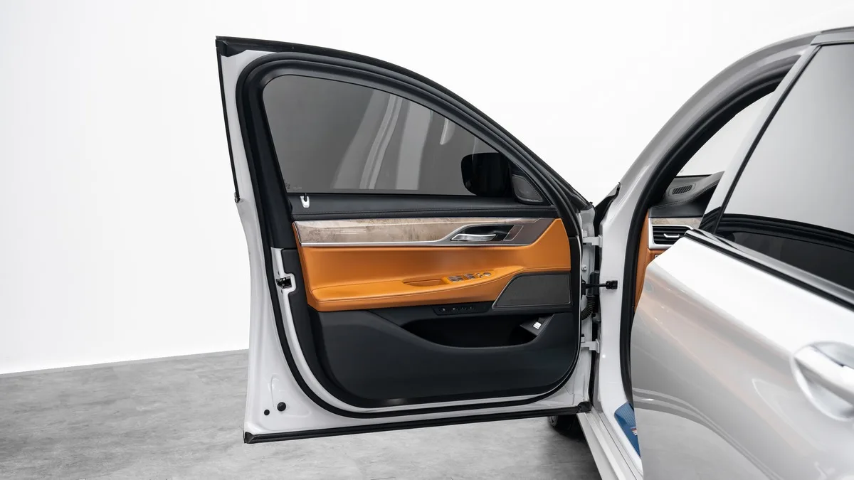 2021 BMW 730Li angeboten von einem Fachhändler in Dubai, Vereinigte Arabische Emirate, Foto 8 von 25