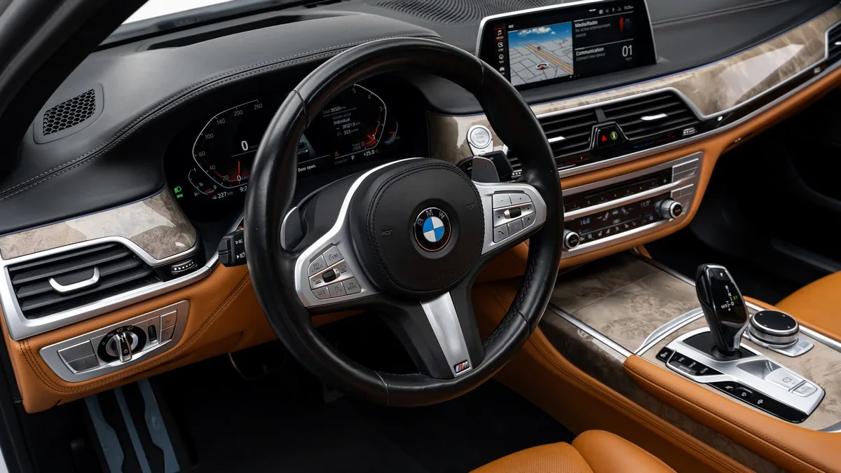 2021 BMW 730Li angeboten von einem Fachhändler in Dubai, Vereinigte Arabische Emirate, Foto 11 von 25