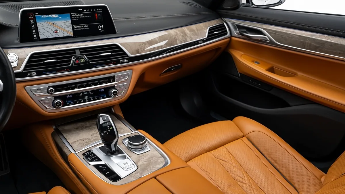 2021 BMW 730Li angeboten von einem Fachhändler in Dubai, Vereinigte Arabische Emirate, Foto 12 von 25