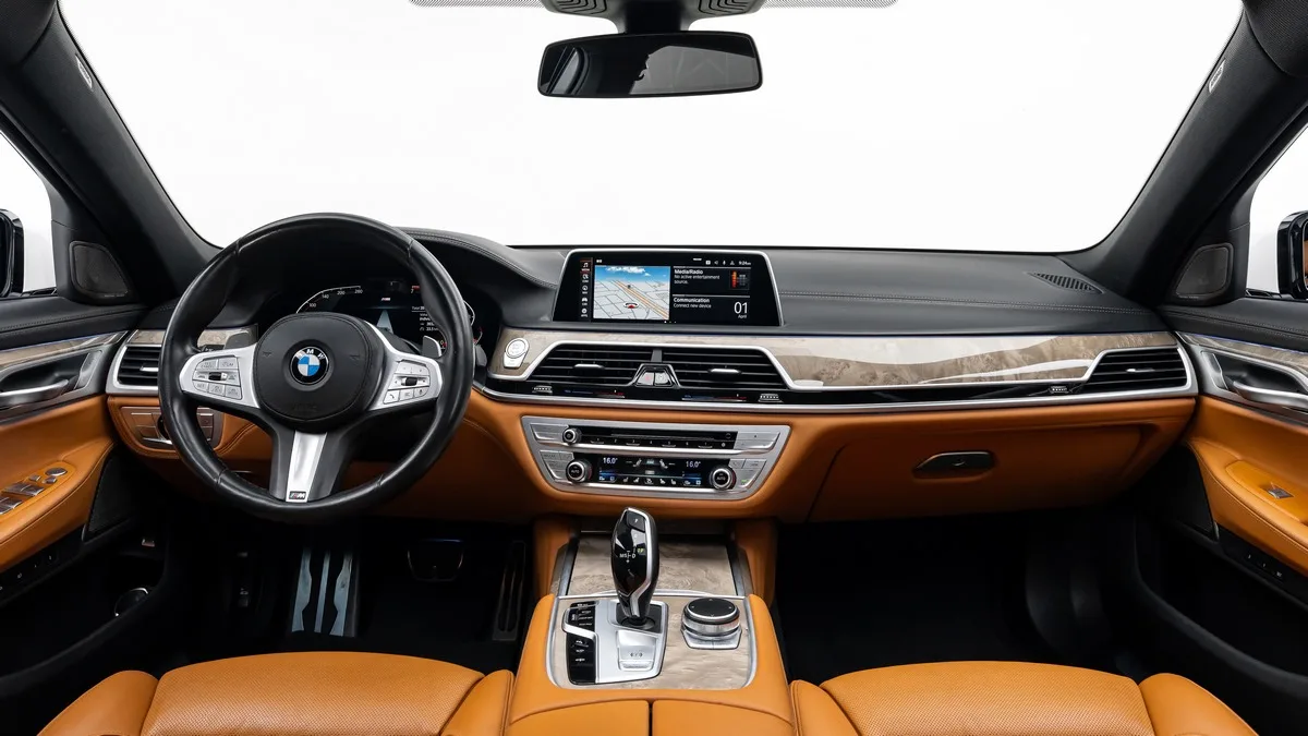 2021 BMW 730Li angeboten von einem Fachhändler in Dubai, Vereinigte Arabische Emirate, Foto 13 von 25