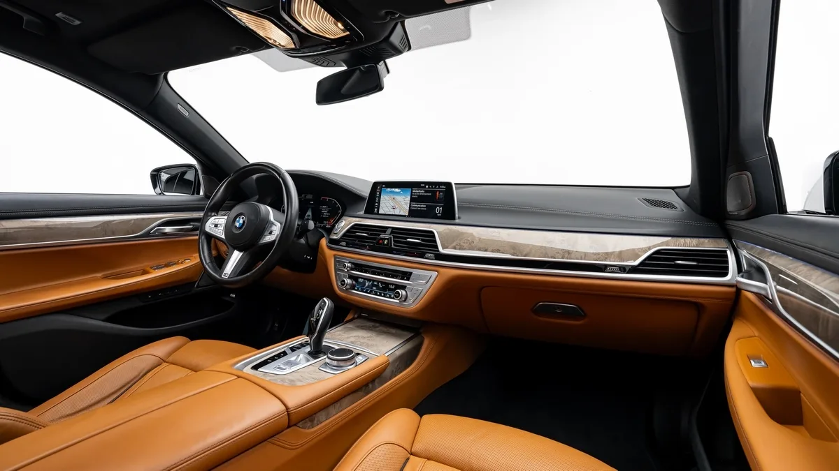 2021 BMW 730Li angeboten von einem Fachhändler in Dubai, Vereinigte Arabische Emirate, Foto 16 von 25
