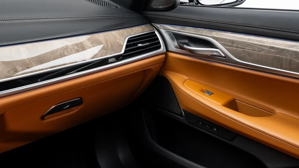 2021 BMW 730Li angeboten von einem Fachhändler in Dubai, Vereinigte Arabische Emirate, Foto 17 von 25