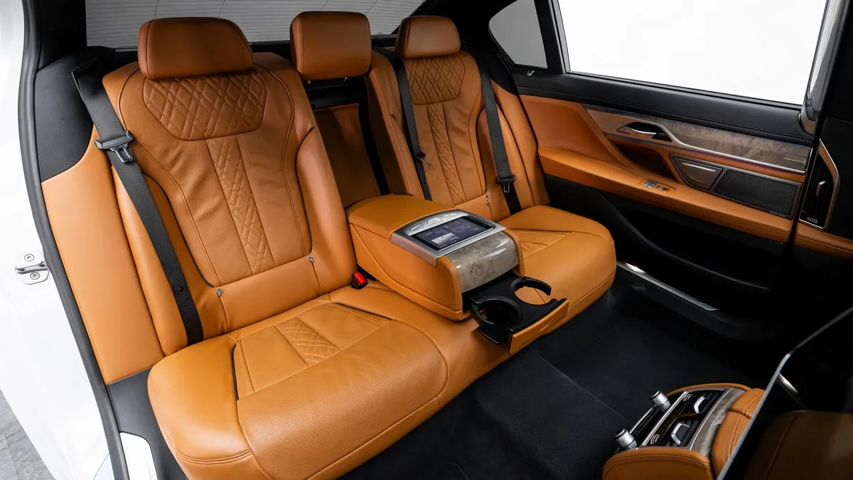 2021 BMW 730Li angeboten von einem Fachhändler in Dubai, Vereinigte Arabische Emirate, Foto 20 von 25