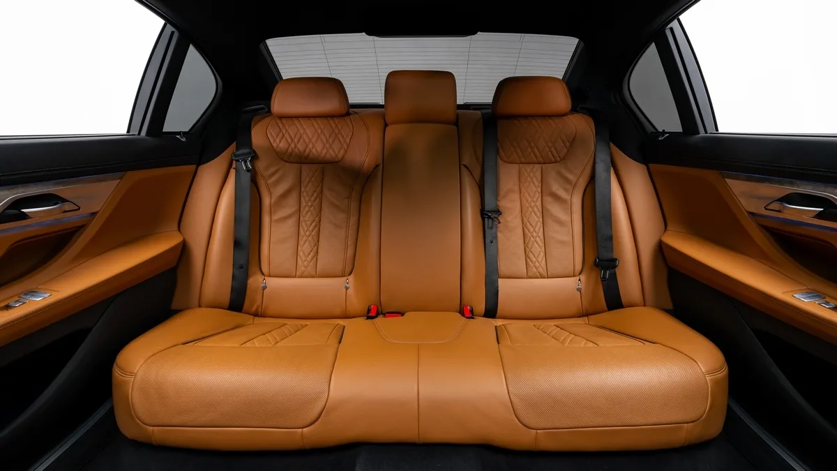 2021 BMW 730Li angeboten von einem Fachhändler in Dubai, Vereinigte Arabische Emirate, Foto 21 von 25