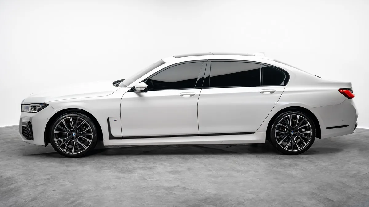 2021 BMW 730Li angeboten von einem Fachhändler in Dubai, Vereinigte Arabische Emirate, Foto 23 von 25